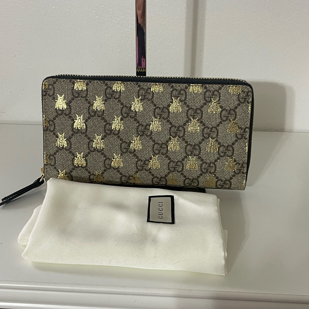 Gucci GG Gold Bees Zip Around Wallet in Beige - AUTHENTIC